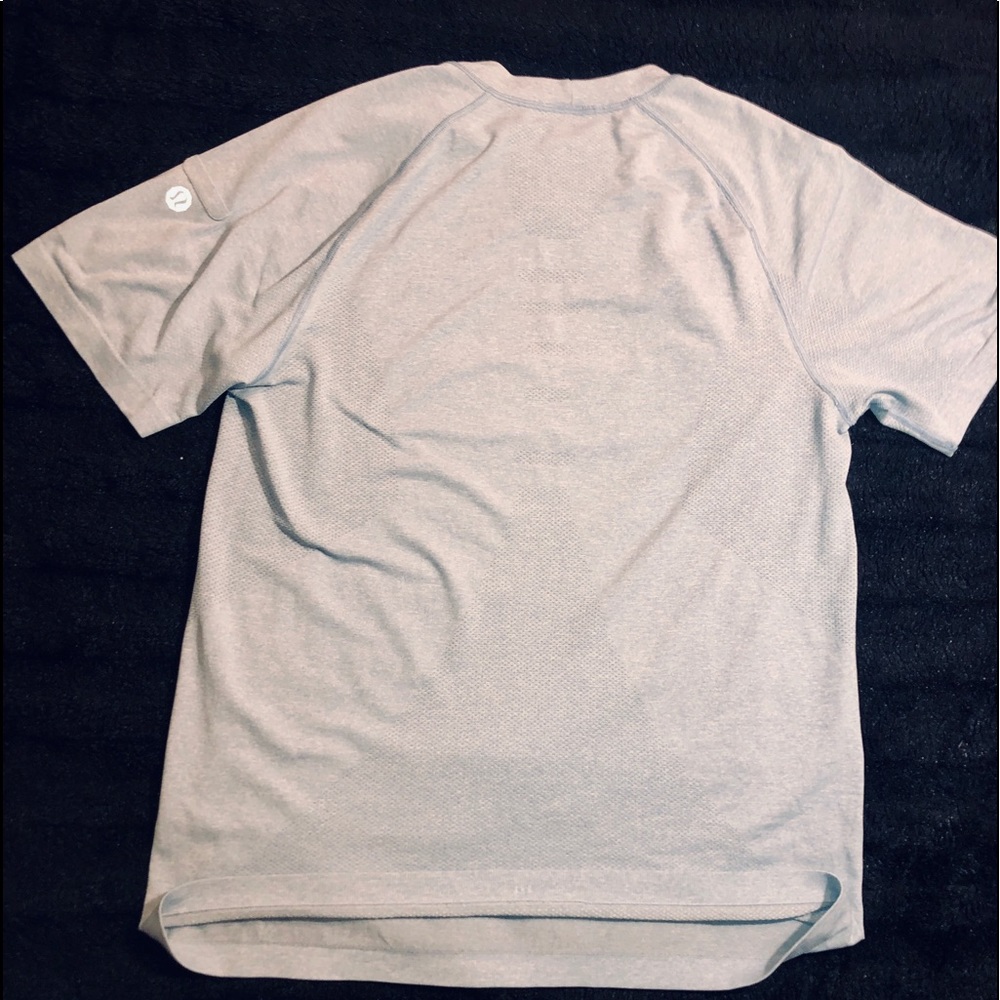 Lululemon Large Men’s short sleeve shirt w/pocket